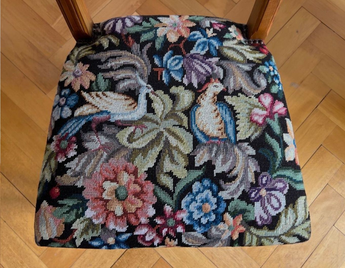 Stühle: 5 Antike Stühle mit Hocker und verschiedene Blumenmuster – Gebraucht aus Gelterfingen von charly3333 5
