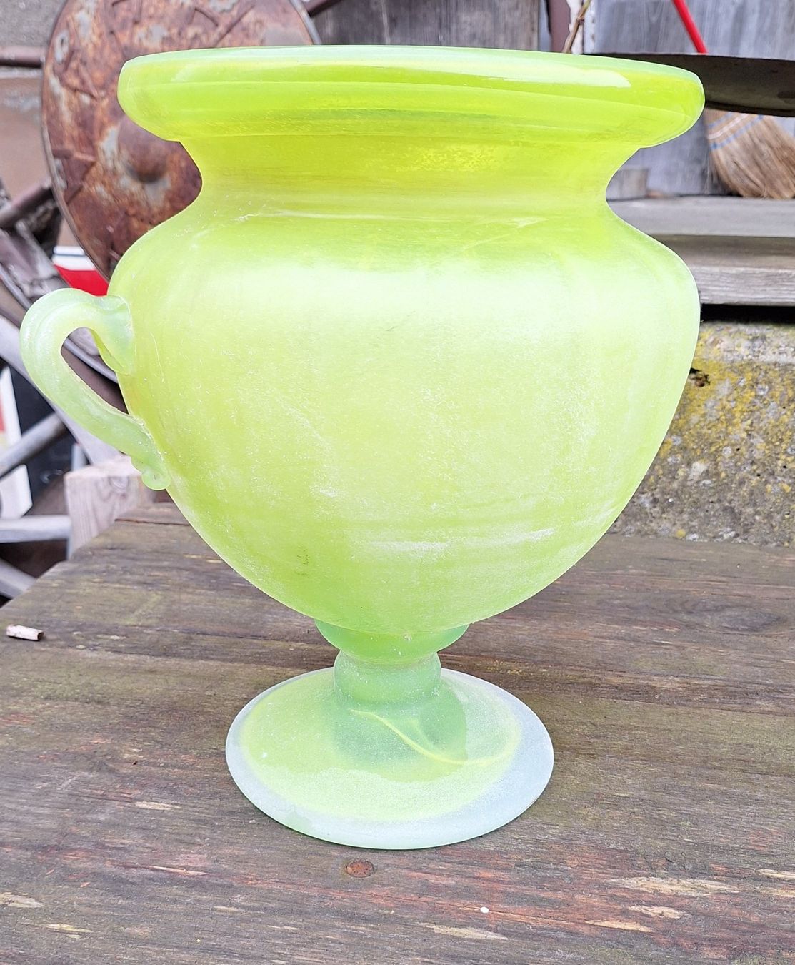 Vasi & Recipienti: Grüne Vintage Vase mit Henkel – Usato da Weinfelden venduto da JoeBaer