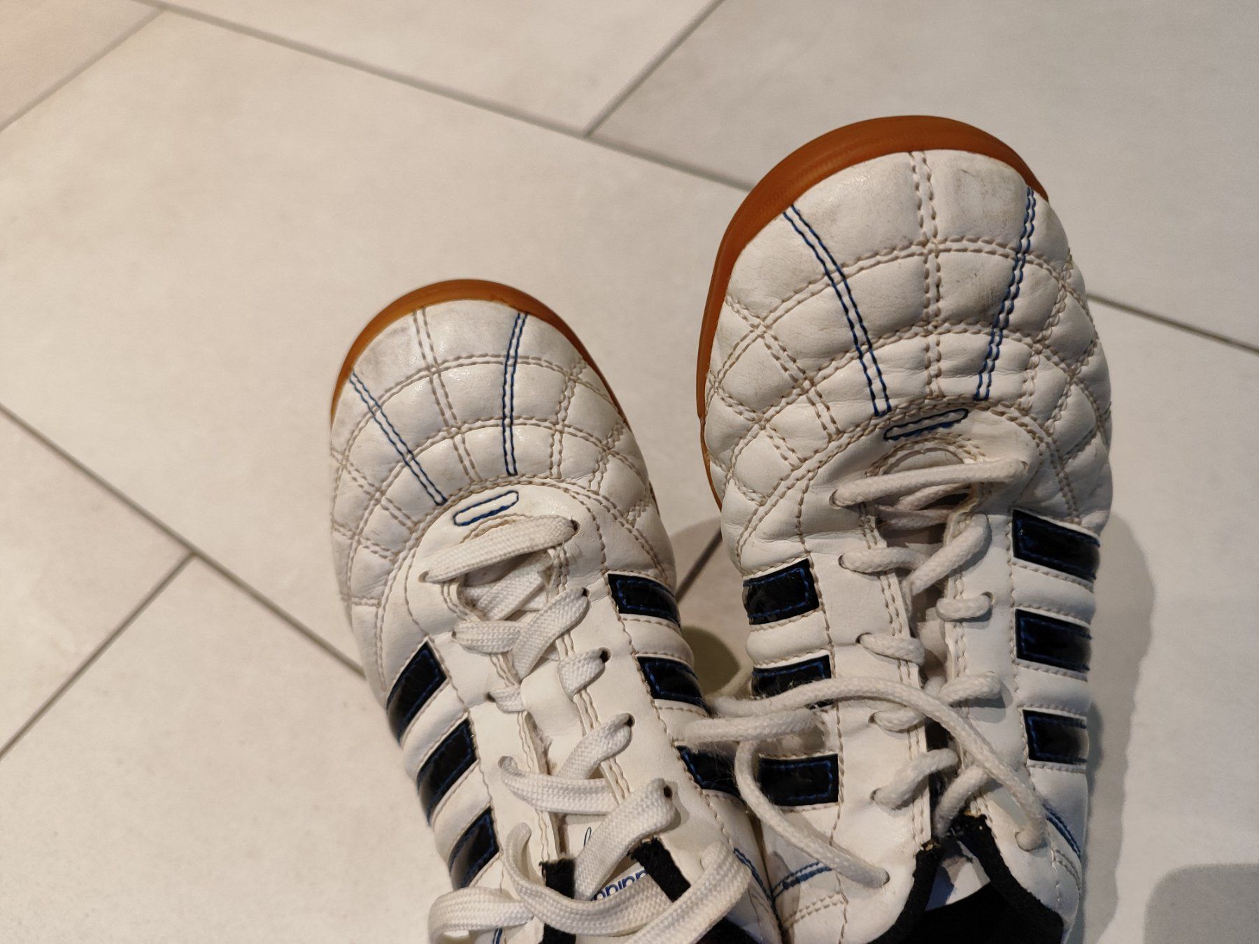 Adidas Schuhe für Jungen: Adidas Hallenschuhe / Turnschuhe Gr. 35 – Gebraucht aus Seon von Mandes1 1