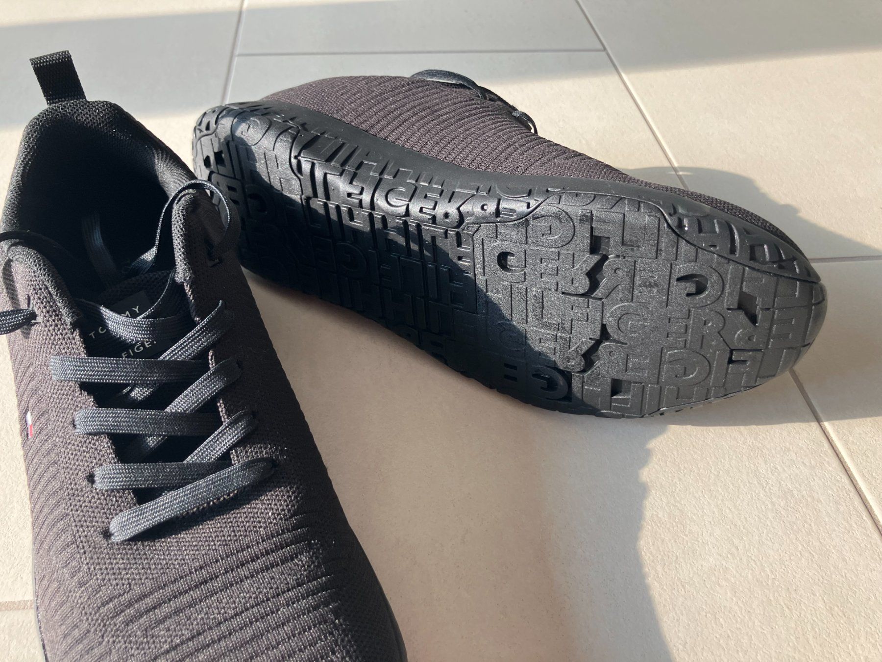 Tommy Hilfiger Scarpe da uomo: Schwarze Tommy Hilfiger Sneaker EUR 45 – Nuovo (secondo la descrizione) da Haag (Rheintal) venduto da lemsam 4