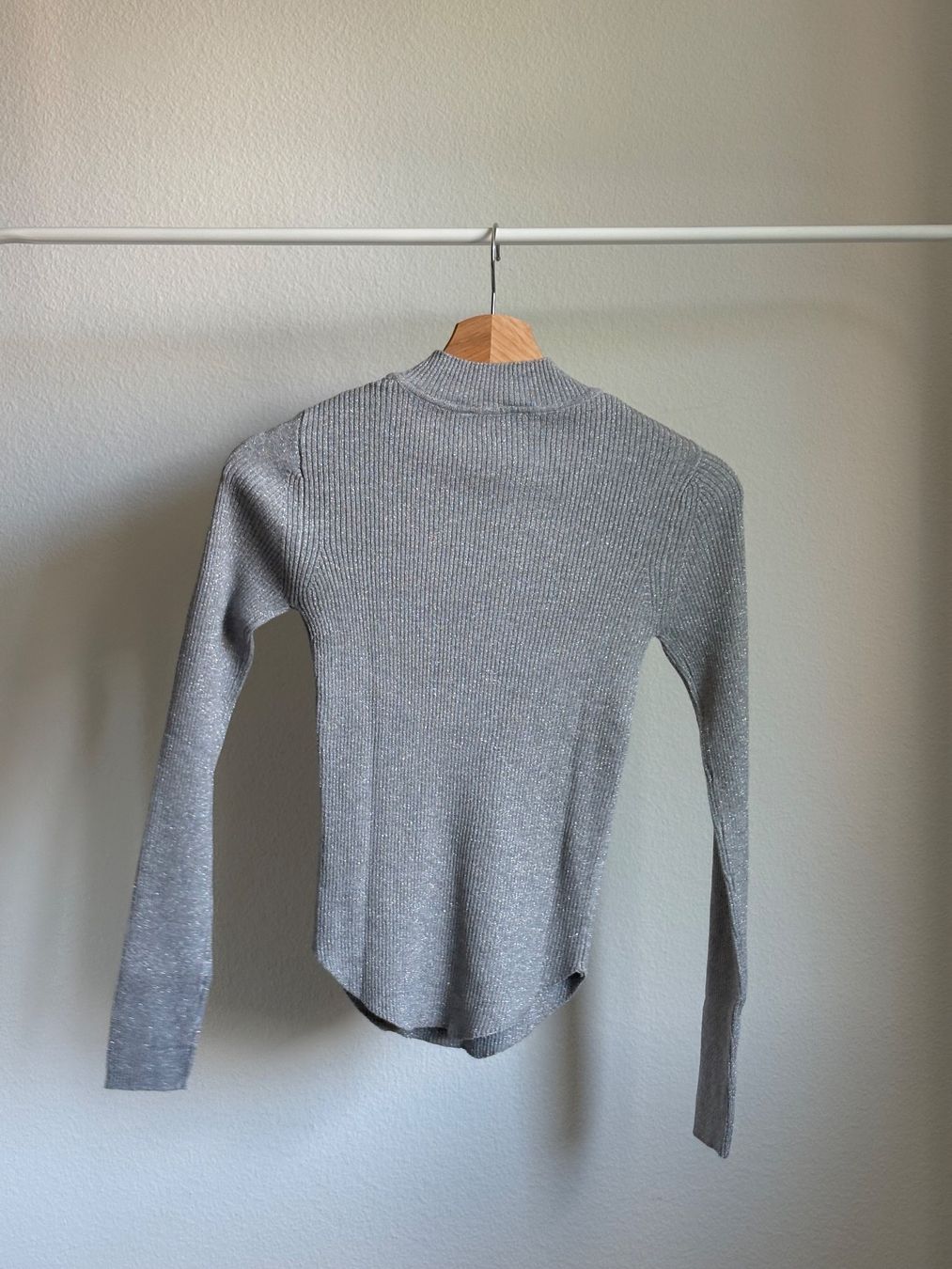 Stradivarius Maglioni & Felpe: silberfarbener Langarmpullover mit Glitzer – Nuovo (secondo la descrizione) da Zürich venduto da bbbggg 1