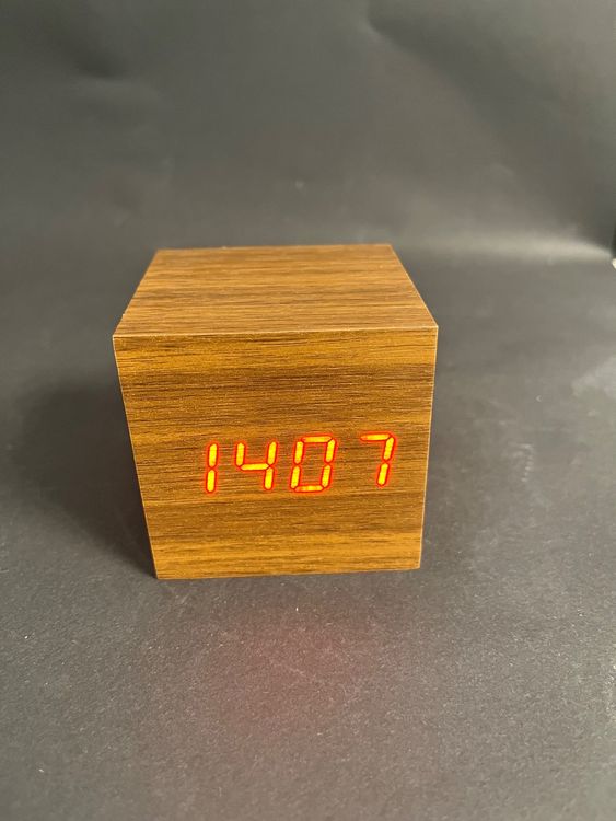Sprachgesteuerte LED-Holzuhr - Mit Temperatur & Luftfeuchtigkeitsanzeige