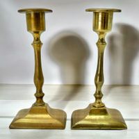 Paire de bougeoirs antiques en bronze massif