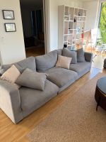 Gemütliches graues Sofa mit Kissen