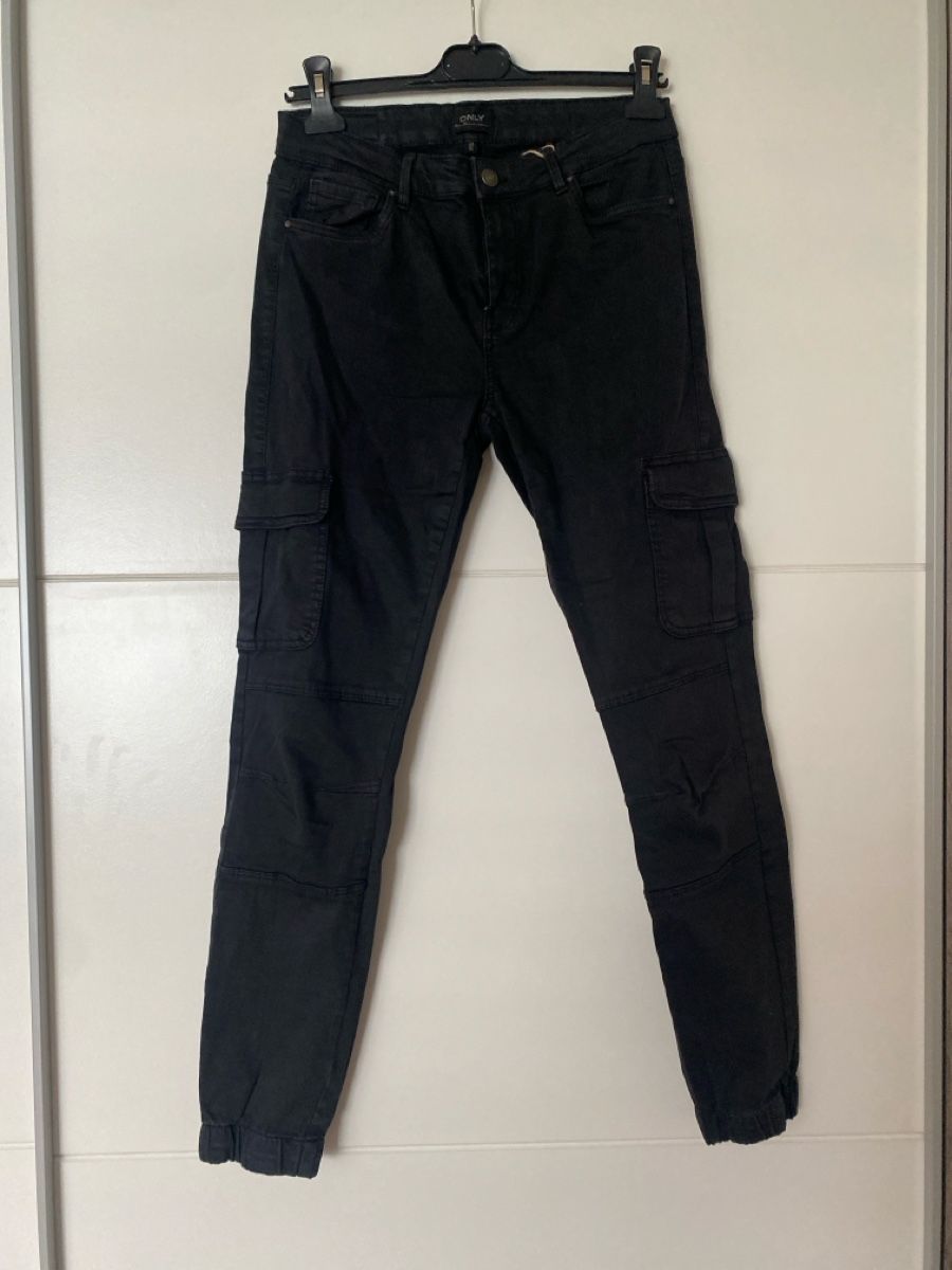 Only Pantaloni: Damen Cargo Hose schwarz Grösse 40 – Usato da Alpnach Dorf venduto da melbb