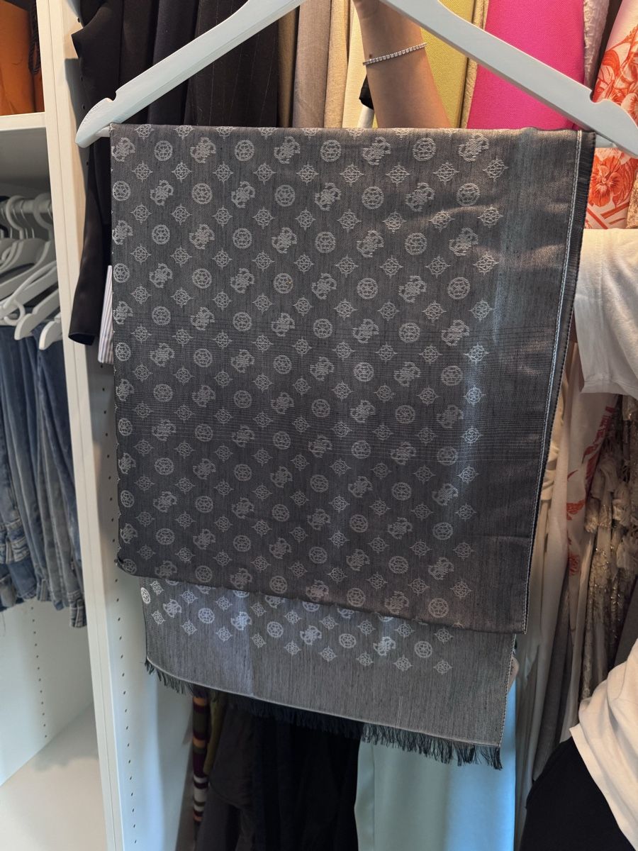 Guess Foulard & Sciarpe: Guess, foulard  – Nuovo (secondo la descrizione) da La Plaine venduto da sof_b7c6 1