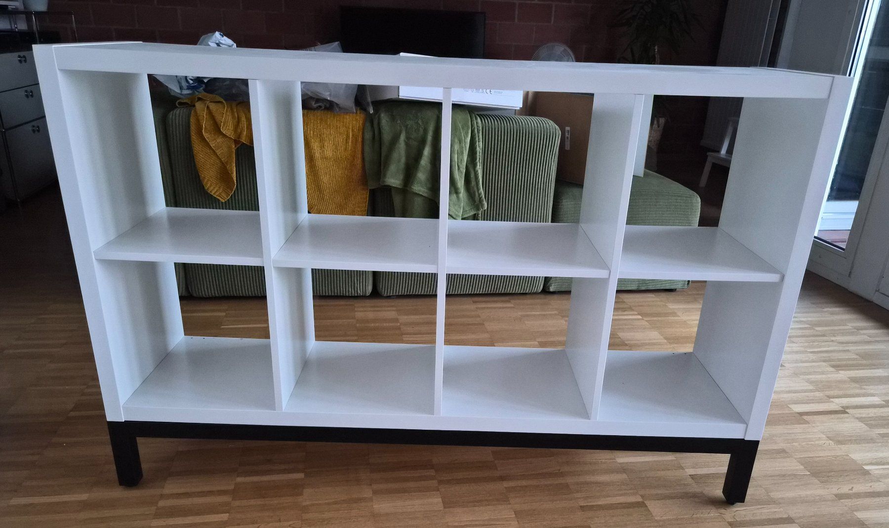 Scaffali: KALLAX Étagère avec support, blanc/noir – Usato da Lausanne venduto da FMDW 2