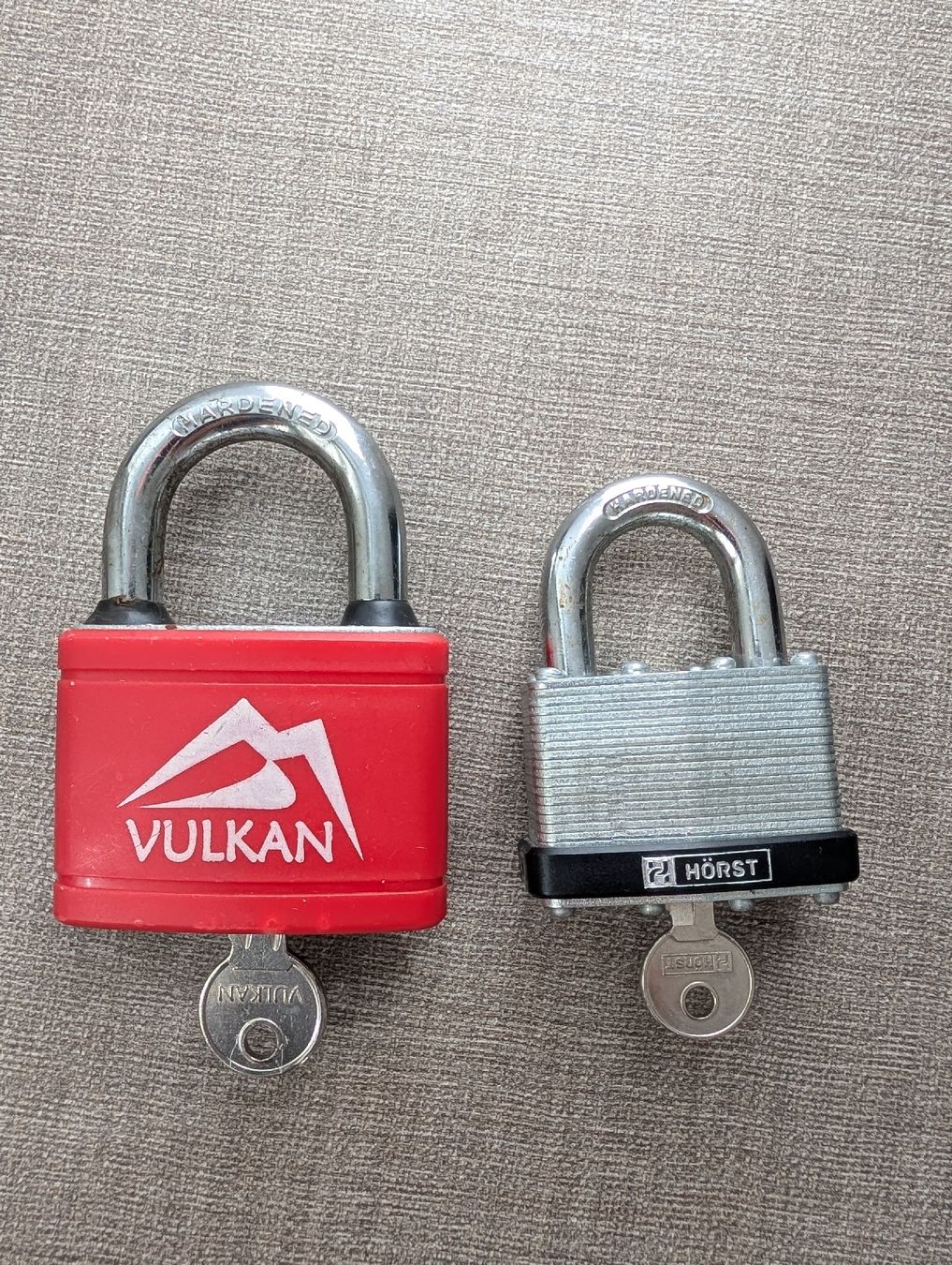 Lucchetti: 2  Vorhängeschlösser VULKAN & HÖRST  – Usato da Bern venduto da ari_66yc
