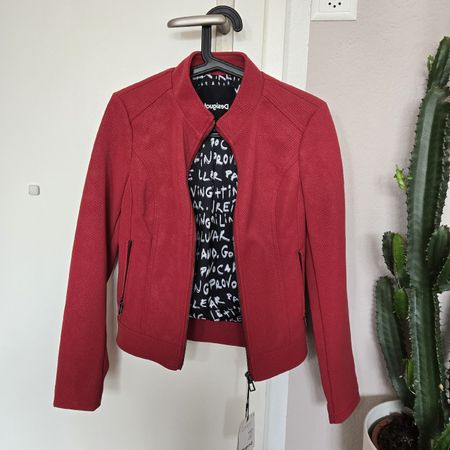 Desigual Jacke rot Struktur Grösse XS neu mit Etikett