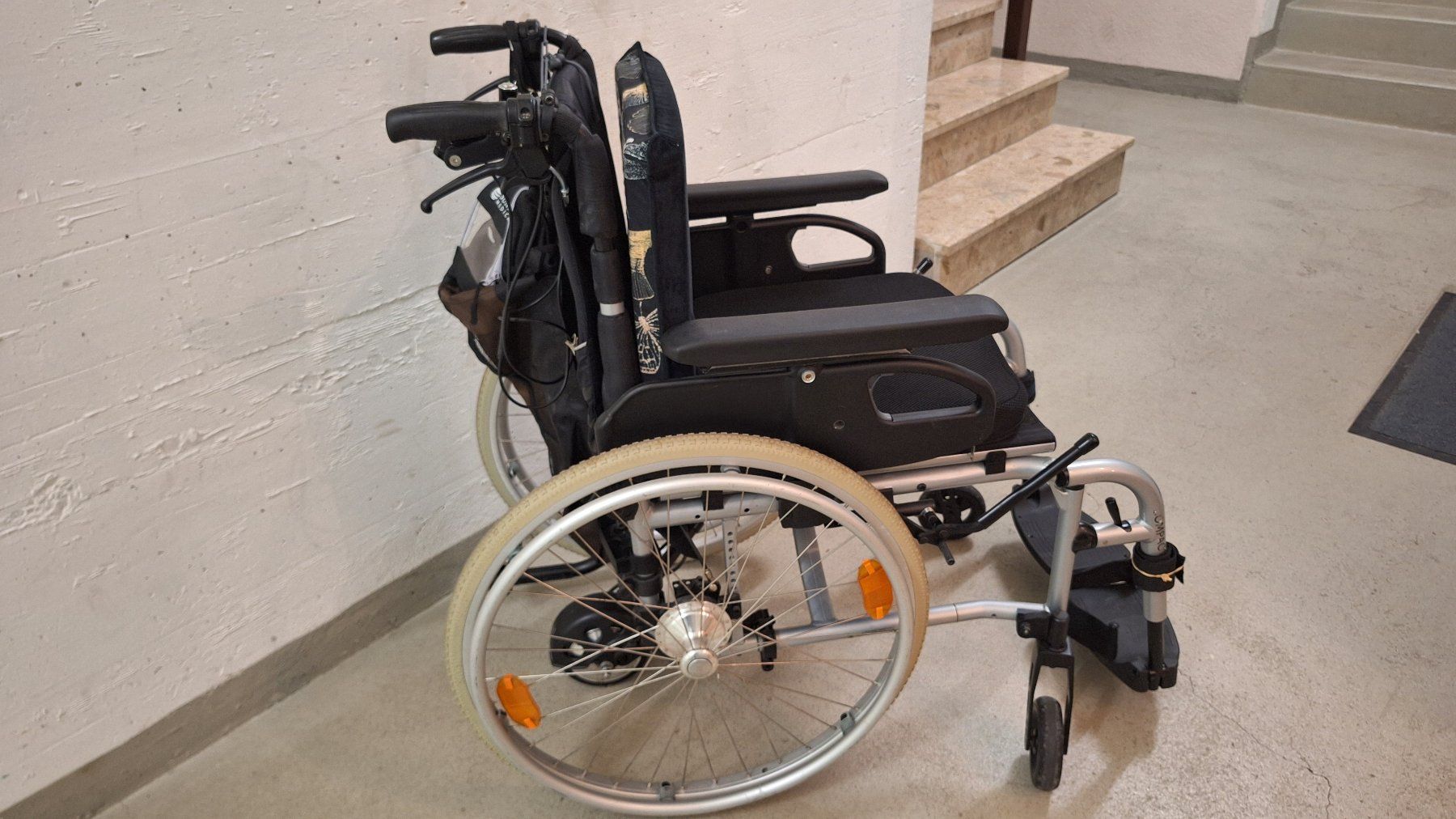 Sedie a rotelle: Elektr.Küschall Rollstuhl Compact mit Schiebehilfe R20 – Usato da St.Gallen venduto da Puppa 2