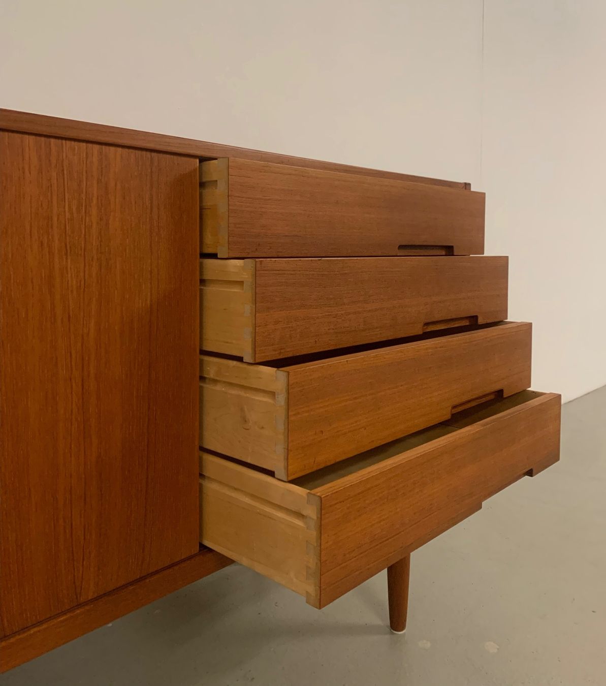 Knoll Cassettiere: MidCentury Teak Sideboard Nils Jonsson – Usato da Basel venduto da MidMod20C 4