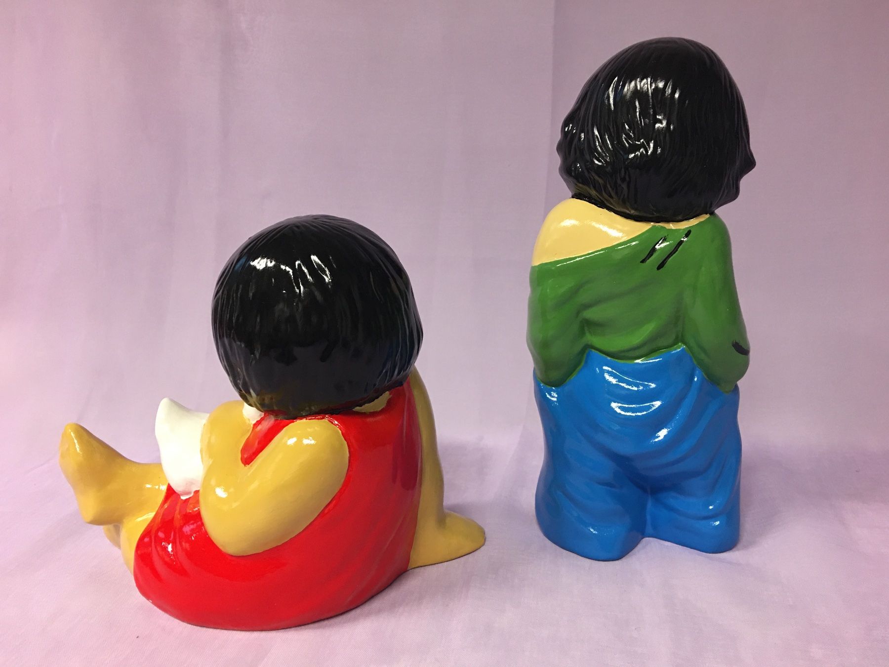 Figuren: 2 bunte Keramik Kinderfiguren Deko Figuren . – Neu (gemäss Beschreibung) aus Olten von ELHANDEL 1