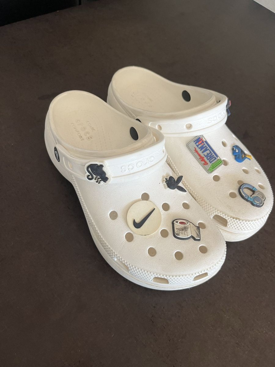 Crocs Scarpe da uomo: Crocs Clogs weiss mit Jibbitz Grösse 39-40 – Usato da Widnau venduto da bau_vp2d 1