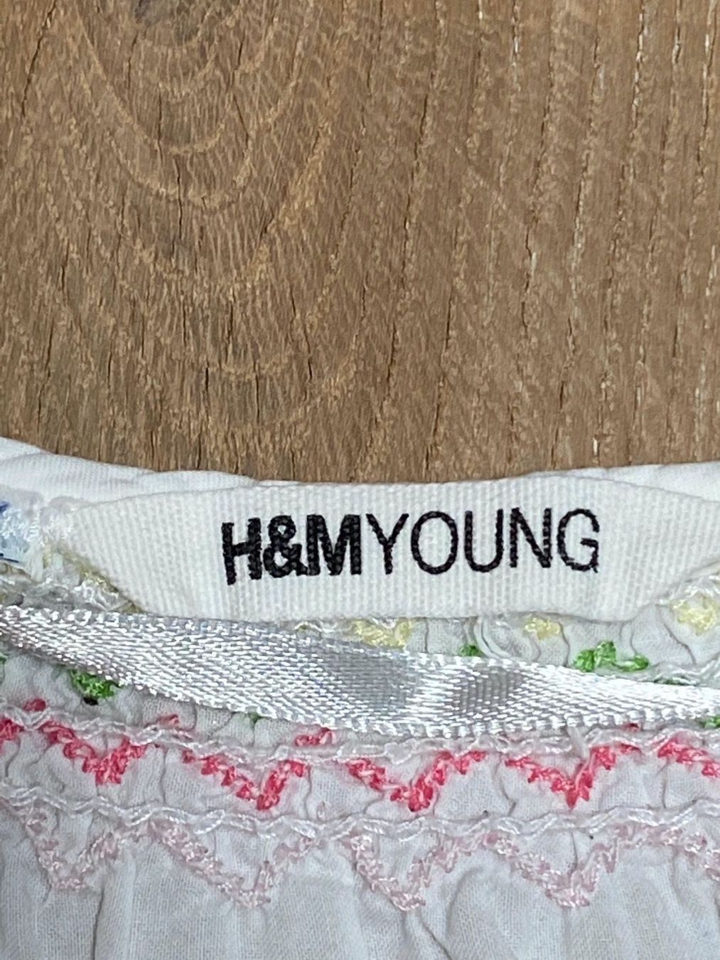 H&M Camicette, T-shirt & Top: Joli top blanc avec broderies 'H&M' – Usato da Grund b. Gstaad venduto da PlageNeige 2