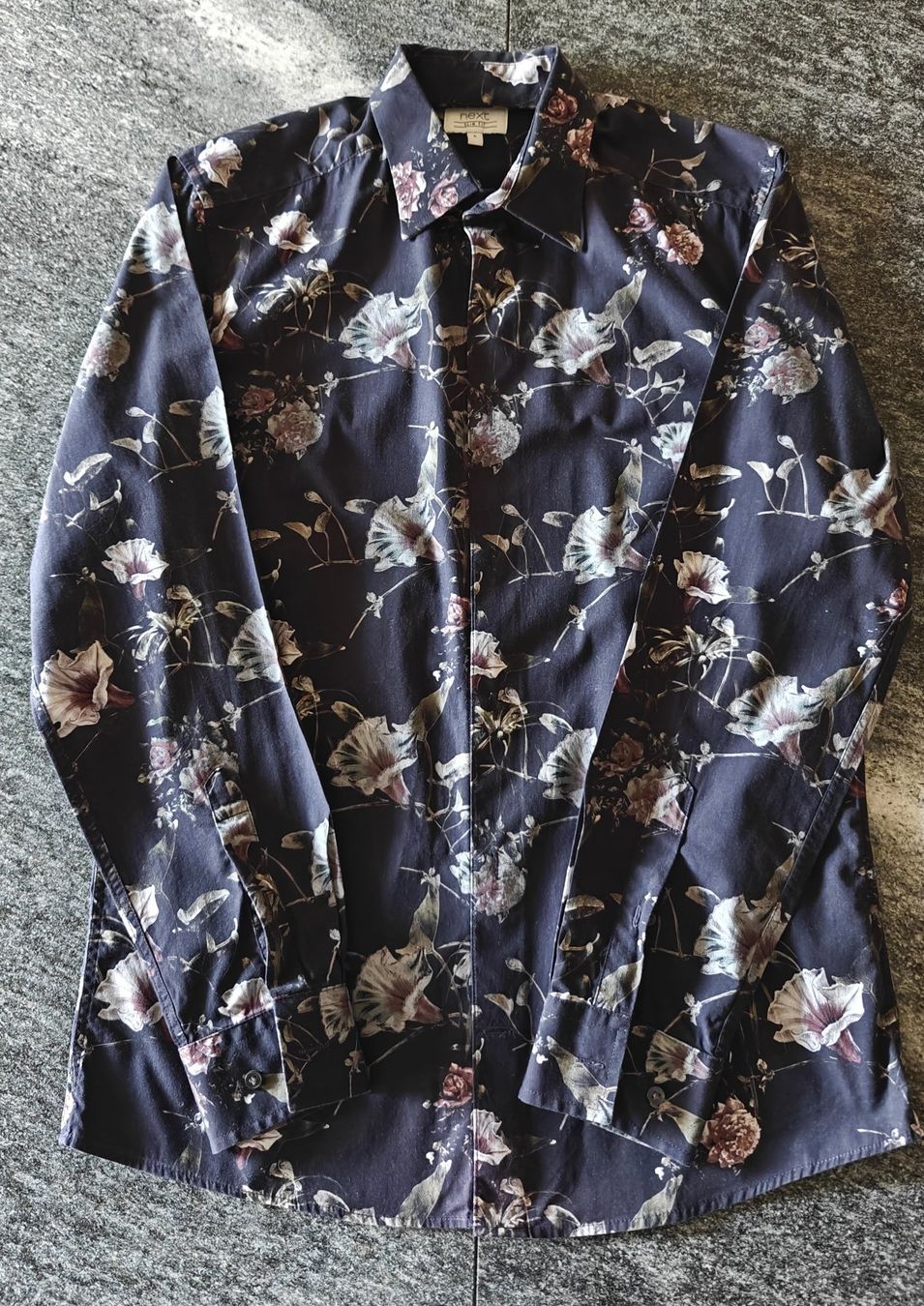 Next Hemden: Next Herrenhemd Schwarz mit Blumenmuster - Slim Fit - Gr. S – Gebraucht aus Zürich von kr_span_99