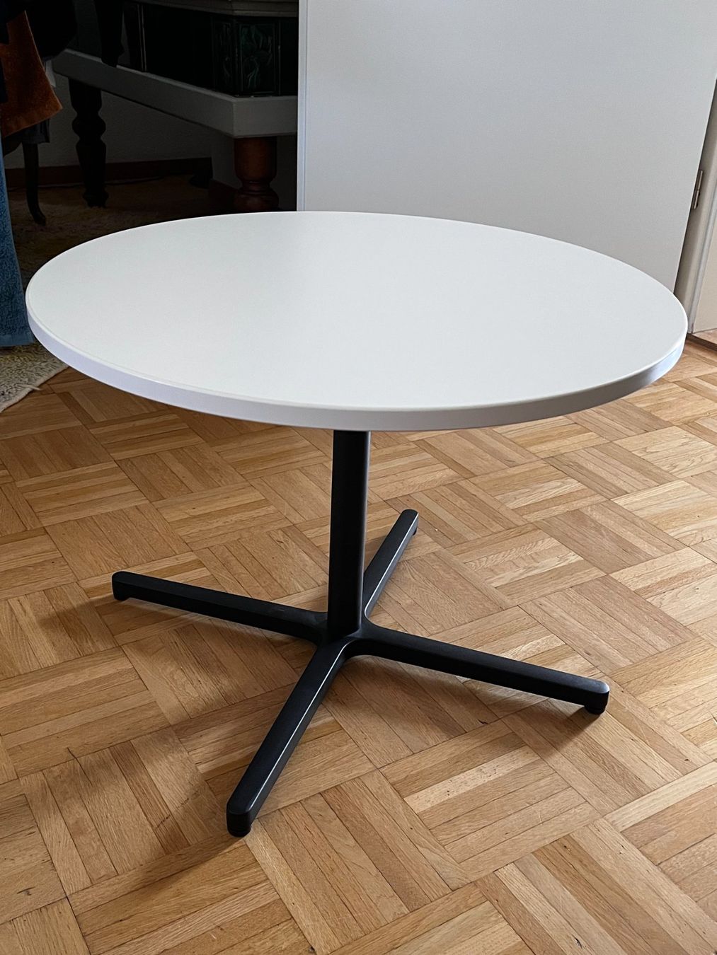 Vitra Tavoli: Vitra Table (Soft Work Table) by Edward Barber & Jay Osgerby – Usato da Lenzburg venduto da K_Eason
