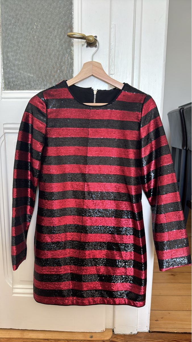 Kleider: Robe à sequins rouge et noire Marciano – Neu und originalverpackt aus Les Acacias von Janar