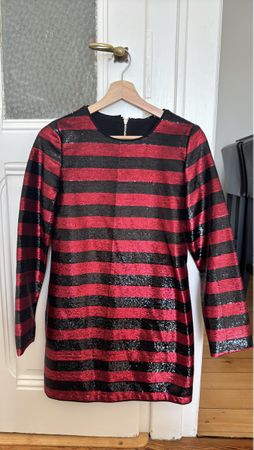 Robe à sequins rouge et noire Marciano