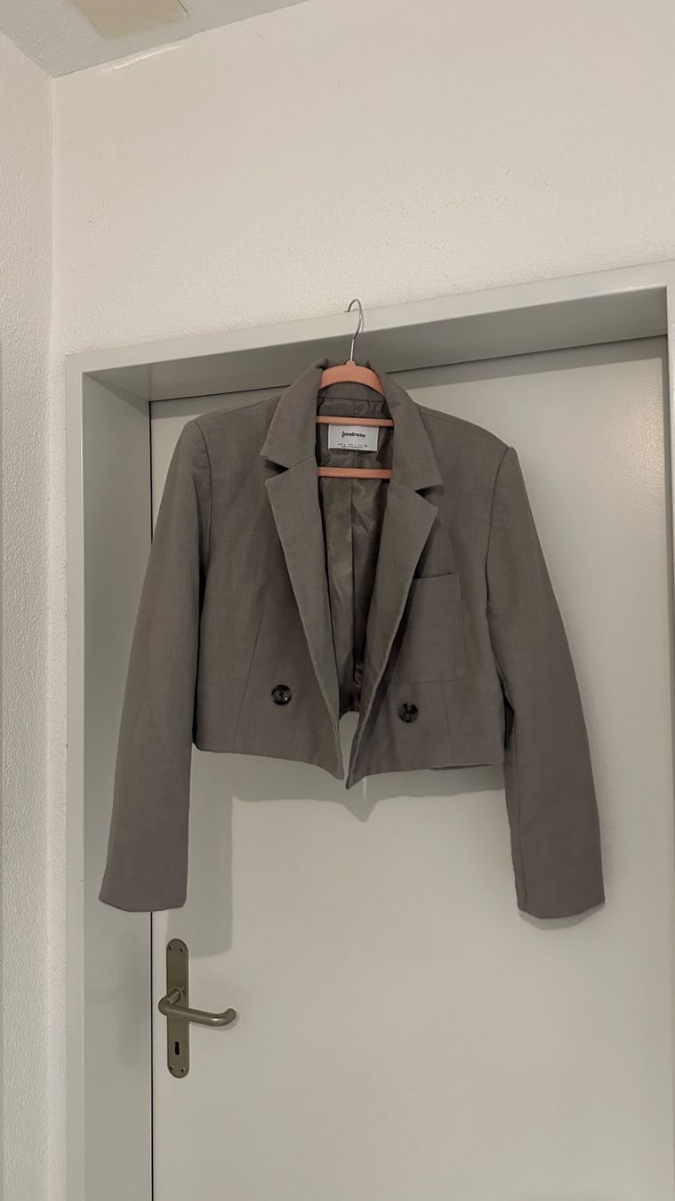 Zara Jacken: Grauer kurzer Blazer – Neu (gemäss Beschreibung) aus Chur von sivik
