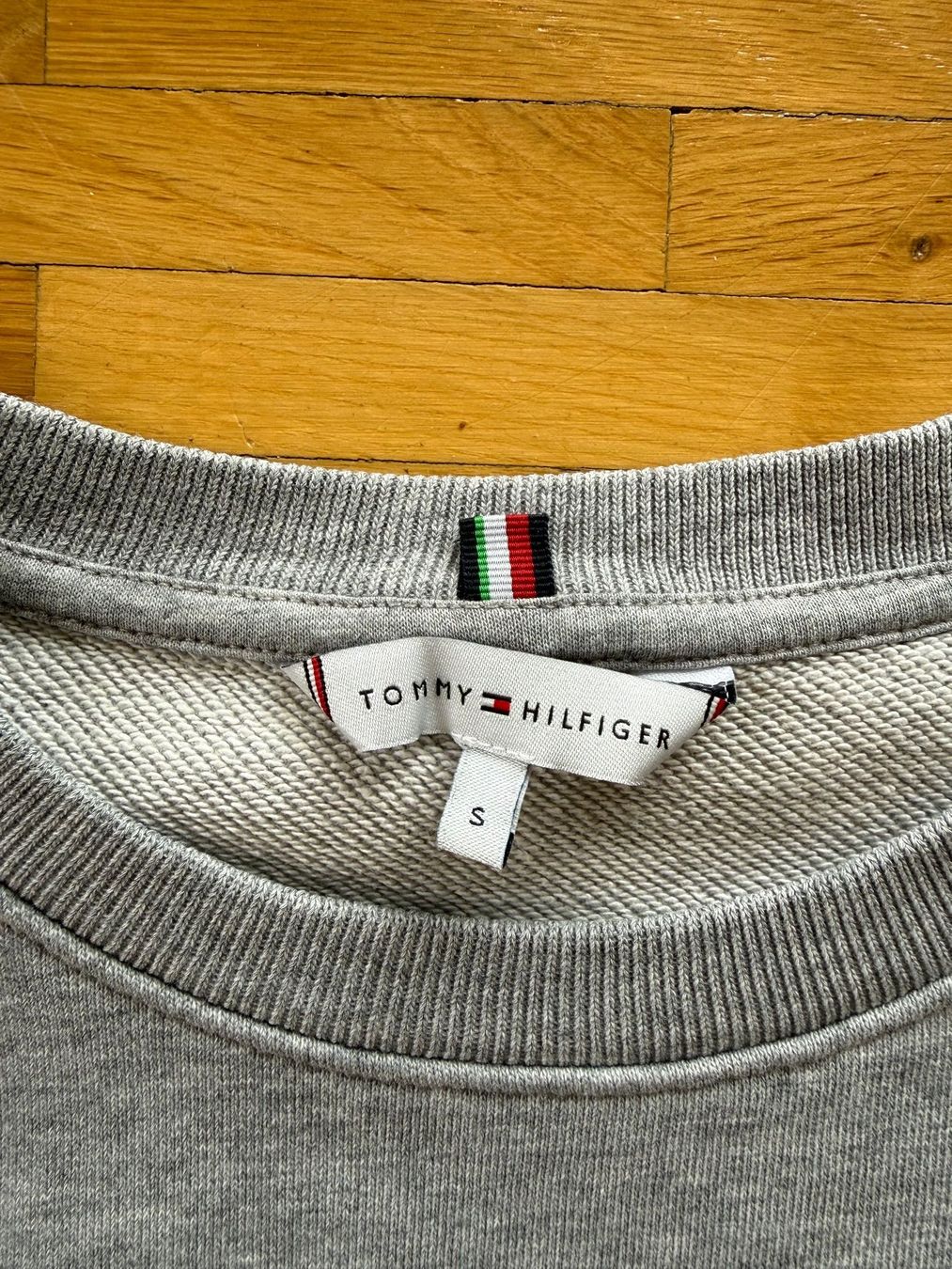 Tommy Hilfiger Maglioni & Felpe: Grauer Tommy Hilfiger Pullover Gr. S – Usato da Wangen SZ venduto da harrell 2