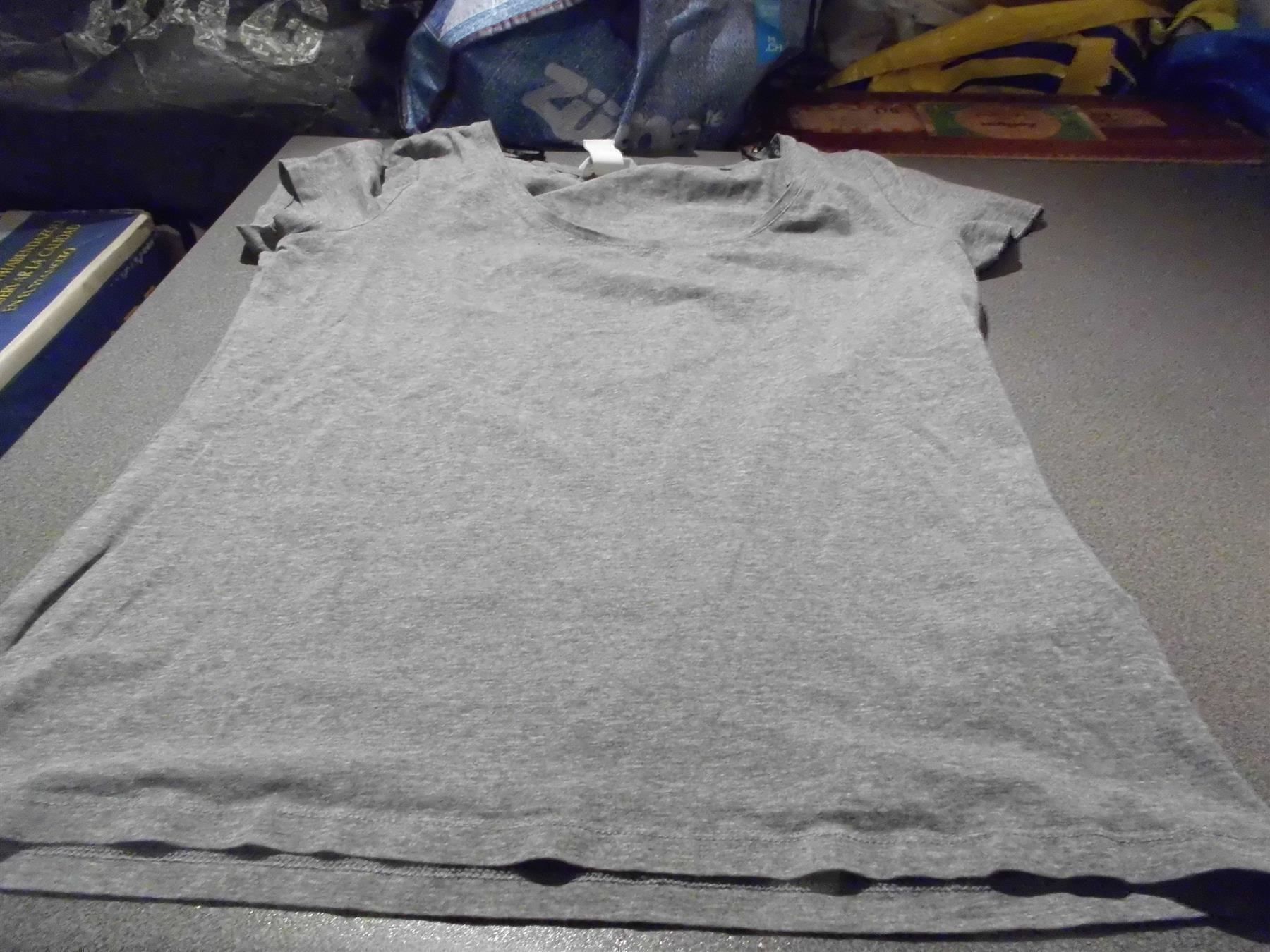 H&M T-shirts: T-Shirt Grösse M, H&M Basic, grau, runde – D'occasion à Zürich par Motzkuh