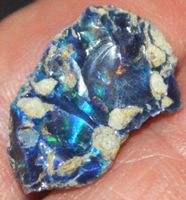 Edelstein L-7938– Schwarzer Welo Opal roh 5,35 Karat 20x13mm