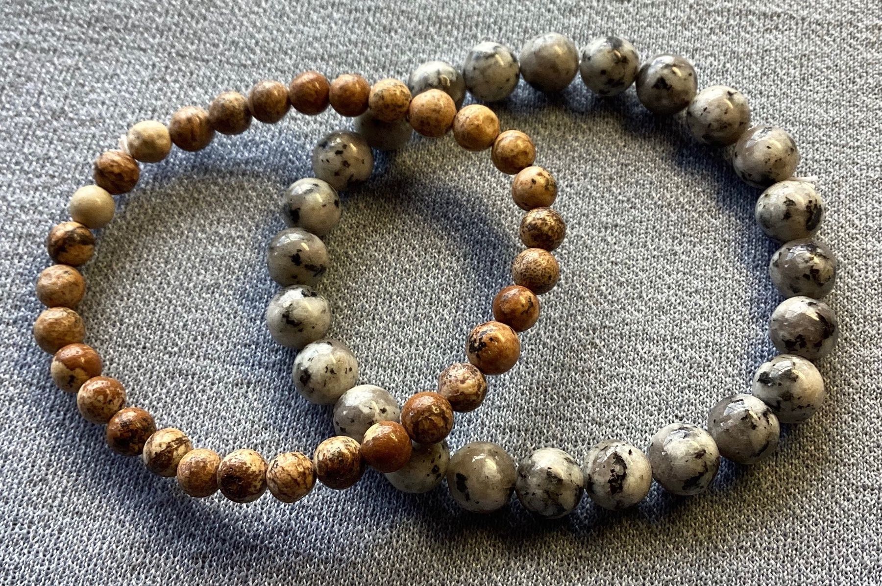 Bracciali & Braccialetti: 2 Edelstein Armbänder - Jaspis & Fossil-Stein – Nuovo e nell'imballaggio originale da Basel venduto da La_Campanella