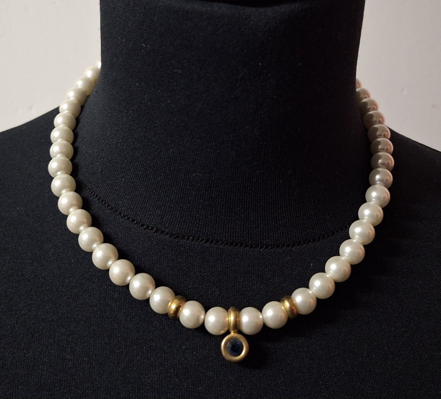 Catenine: Neu: Dirndl Halskette  mit blauem Steinchen – Nuovo e nell'imballaggio originale da Muri AG venduto da Edlerweiss