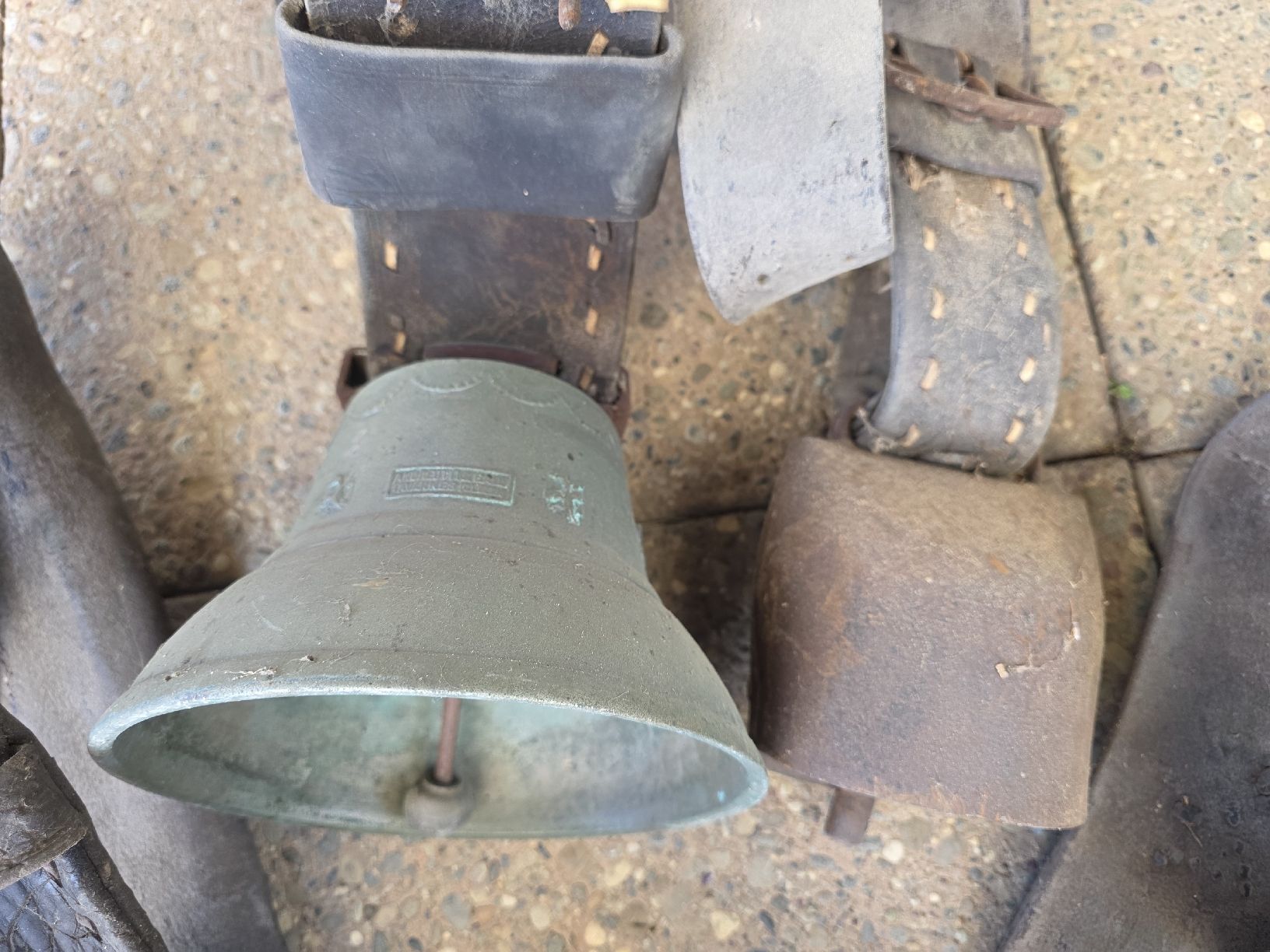 Campanacci mucche: 4 Glocken mit Lederriemen Konvolut – Usato da Laufen venduto da elias39 5
