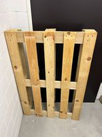 3 Holzpaletten gratis abzugeben (2 gut erhalten, 1 defekt)