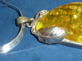 collier avec son pendentif d'ambre en argent pour femme