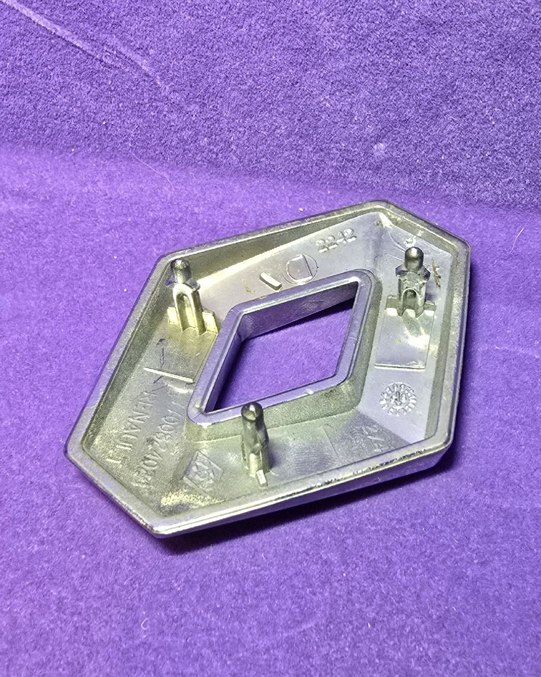 Renault Tutti pezzi di ricambio auto: Original Renault Twingo Frontemblem / Kühlergrill-Emblem – Usato da Wangs venduto da Restposten.Garage 4