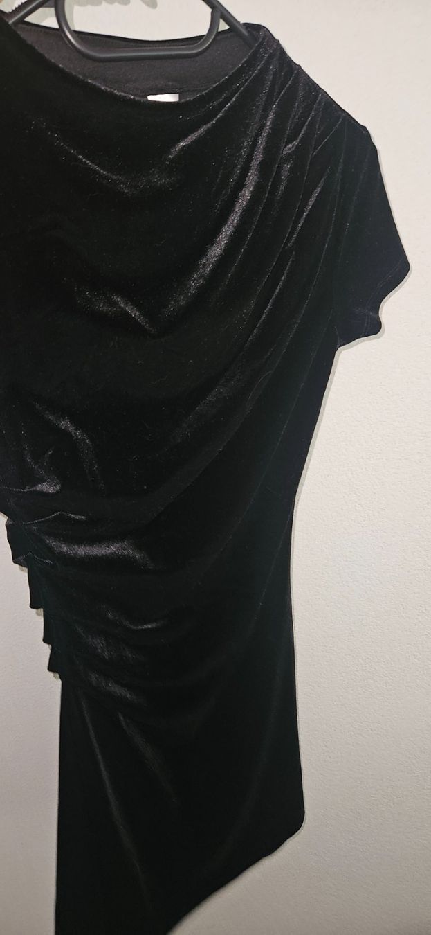 H&M Vestiti: Robe courte velours noir – Usato da Vétroz venduto da MargauxLDG 2