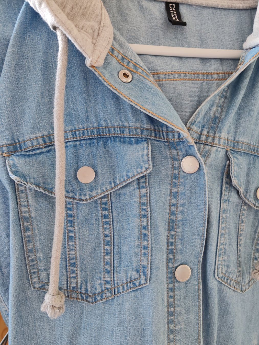 H&M Giacche: Jeansjacke mit Kapuze – Usato da Egnach venduto da bgdo26 4