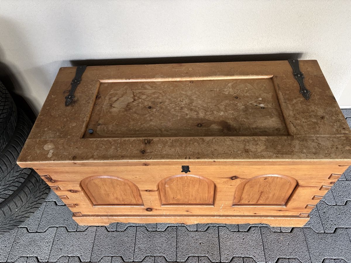 Truhen: Alte Holztruhe – Gebraucht aus Meyriez von luz2131 2