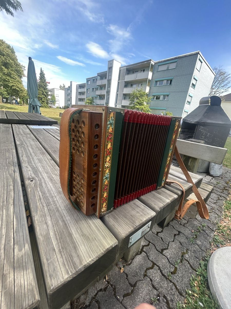 Musikinstrumente: Handorgeli, altes Instrument, gemäss Bilder – Gebraucht aus Wangen SZ von Swissboy1441 9