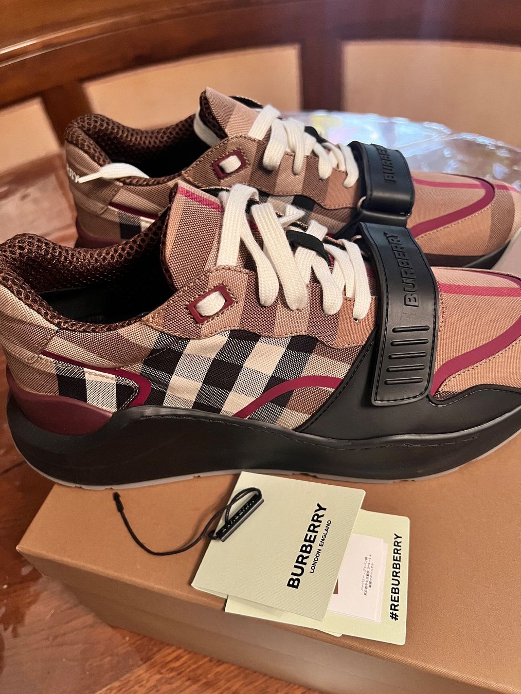 Burberry Herrenschuhe: Chaussures Burberry taille 44 – Neu und originalverpackt aus Monthey von Joseph-29 2