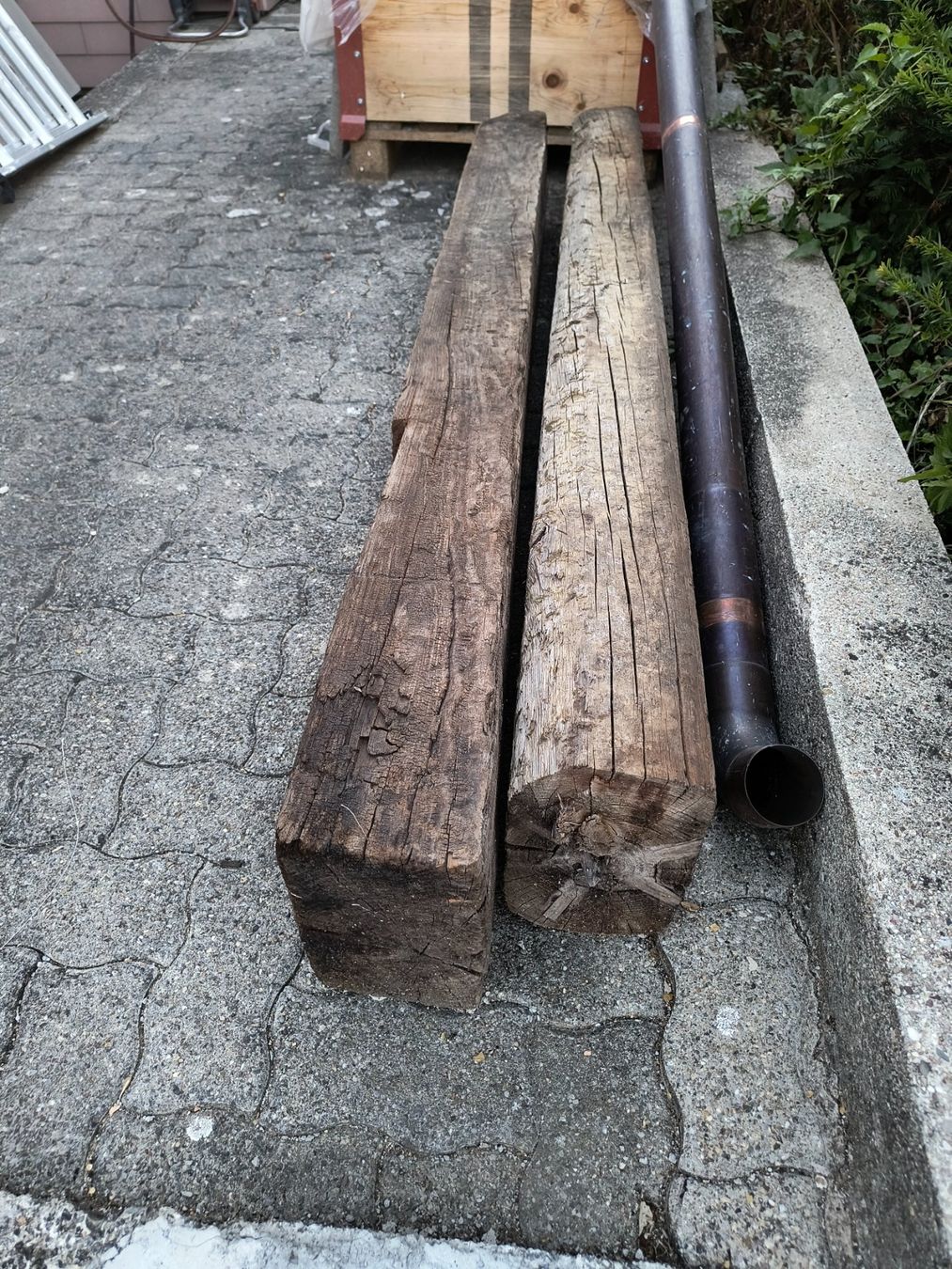 Articles en bois: 2 Teile Altholzbalken / Eichenbalken – D'occasion à Neuhausen am Rheinfall par VALAMA 1