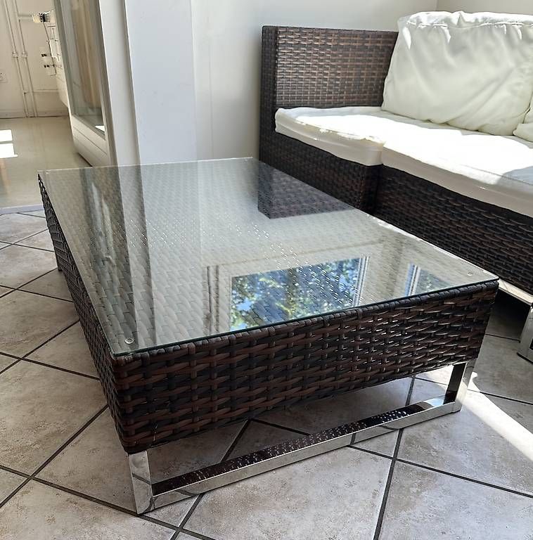 Divani: Dreiteiliges Rattan-Sofa mit Glastisch – Usato da Basel venduto da Momo248 4