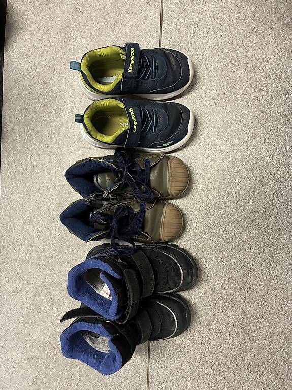Scarpe per ragazzi: 3 Paar Kinderschuhe 25 – Usato da Starrkirch-Wil venduto da Mira114