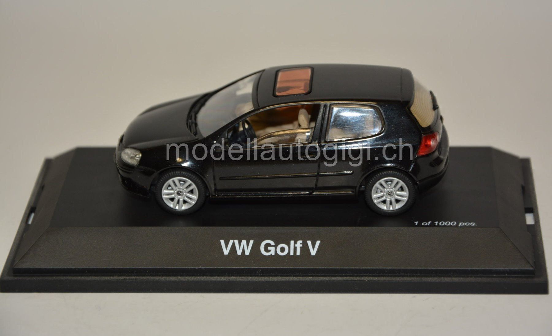 Volkswagen Modellini d'auto: VW Golf V , Schuco , 1:43 – Nuovo e nell'imballaggio originale da Goldach venduto da Feivel9