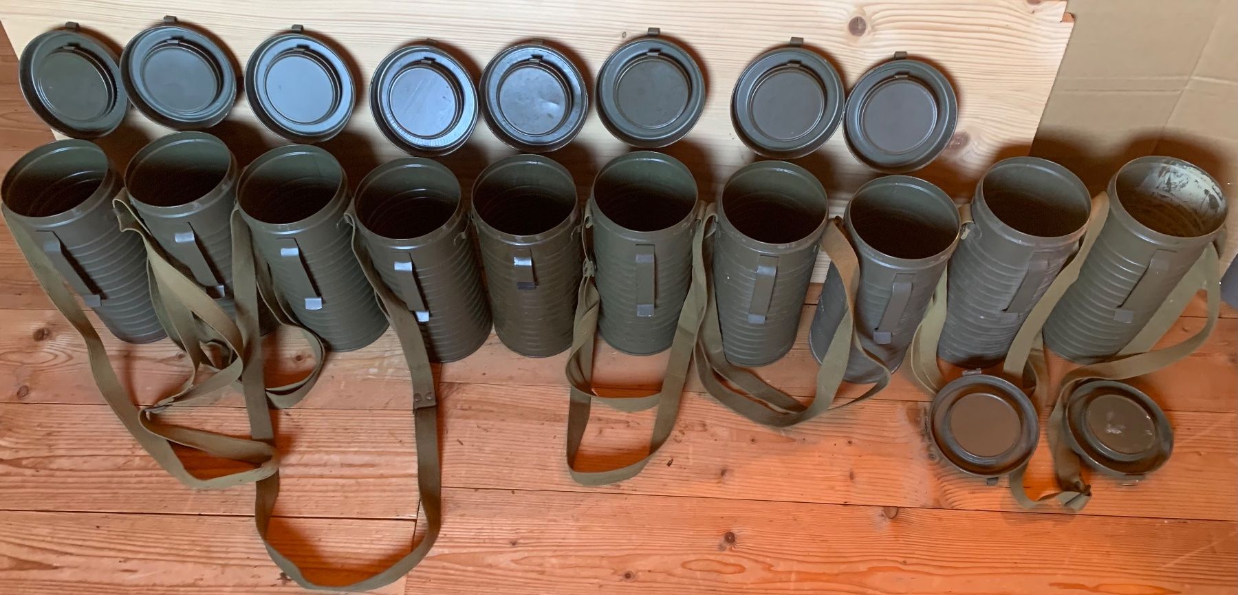 Schweizer Armee Taschen: 10 Gasmasken-Büchsen – Gebraucht aus Goldingen von Bergler012