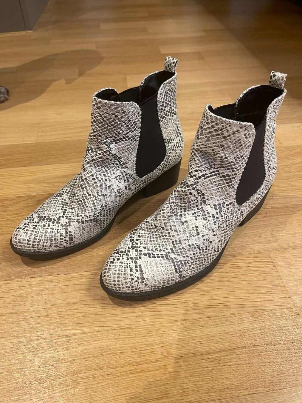 Scarpe da donna: Stiefeletten im angesagten Schlangenmuster, Gr. 37 – Usato da Rheineck venduto da FGeissler 4