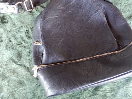 KLEINER SCHWARZER RUCKSACK ( HANDTASCHE )