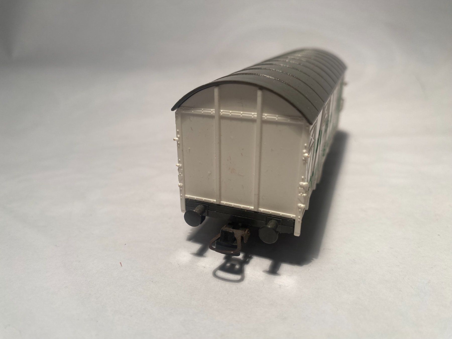 Roco Modellini di ferrovie: ROCO Gedeckter Güterwagen weiss, DC Achsen – Usato da Buchrain venduto da Modellbahn11 2