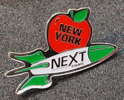 S950 - Pin NEXT TOURS NEW YORK USA Amerika / Rakete Apfel