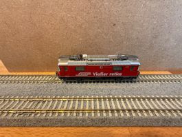 Kato Ge 4/4-ll der RHB in Rot mit dem Wappen Bergün Bravuogn
