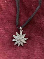 Schwarze Kette mit silbernem Anhänger
