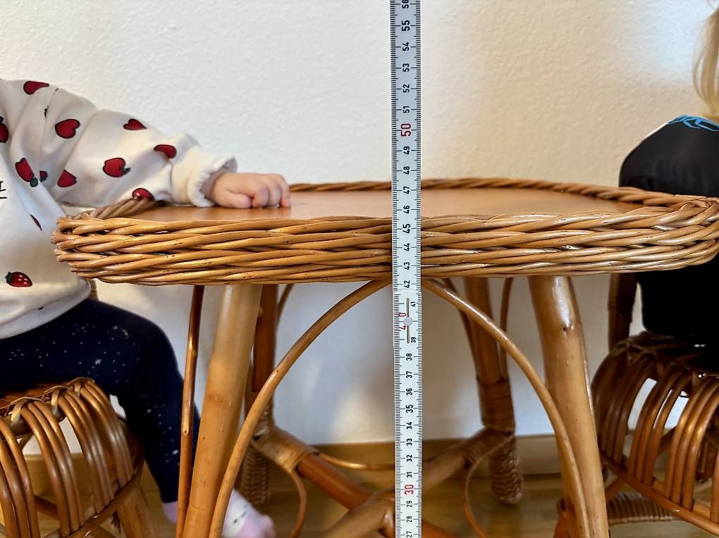 Set di tavolo e panche:  Handgemachte Kinder-Rattanlounge  – Usato da Zürich venduto da Nicole_852 3