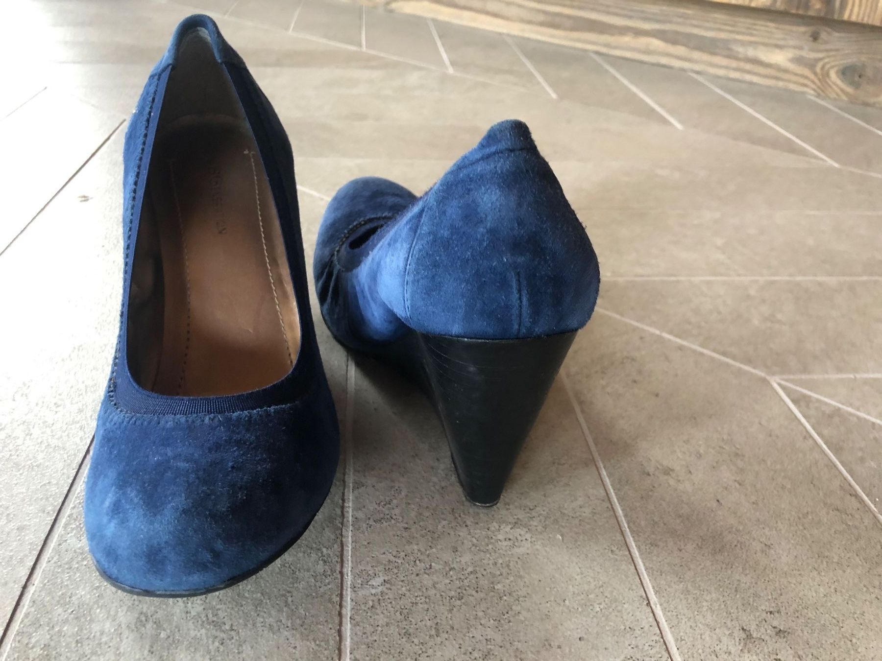Damenschuhe: High Heels, Blaue echte Leder Pumps, 8 cm Keilabsatz – Gebraucht aus Les Giettes von les_6ddx 3